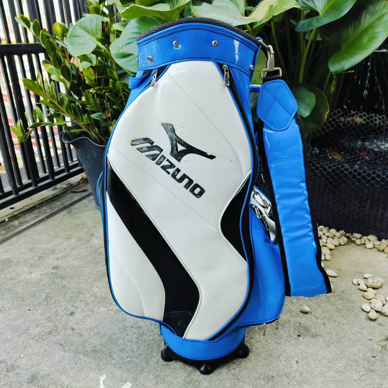 ถุงกอล์ฟ MIZUNO มือสอง ของแท้ สีน้ำเงินเอกลักษณ์ของ MIZUNO เลย วัสดุหนังแก้วสวยมาก ดูแลรักษาง่าย