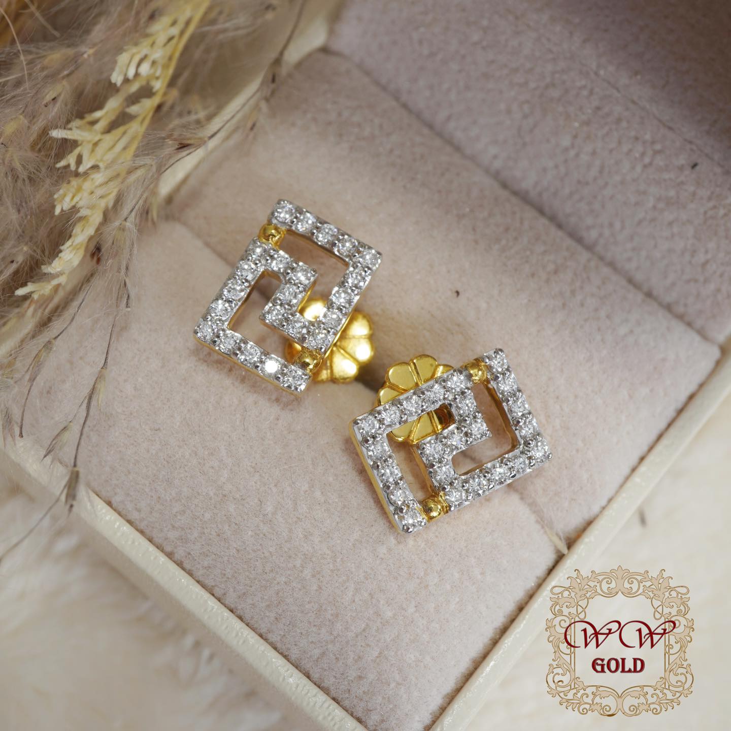 ต่างหูสี่เหลี่ยม ราคา 36,xxx.-