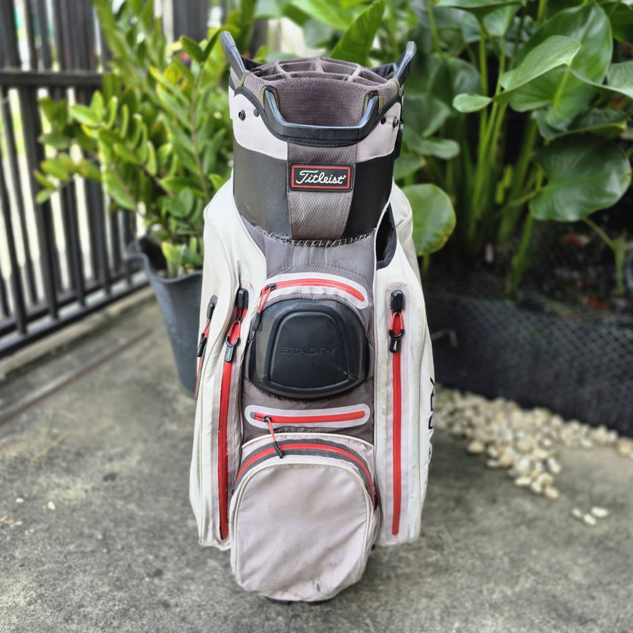 *** มีตำหนิตามภาพเลยค่ะ *** ถุงกอล์ฟ titleist ของแท้ มือสอง เป็นรุ่นแบบ 14 ช่องค่ะ
