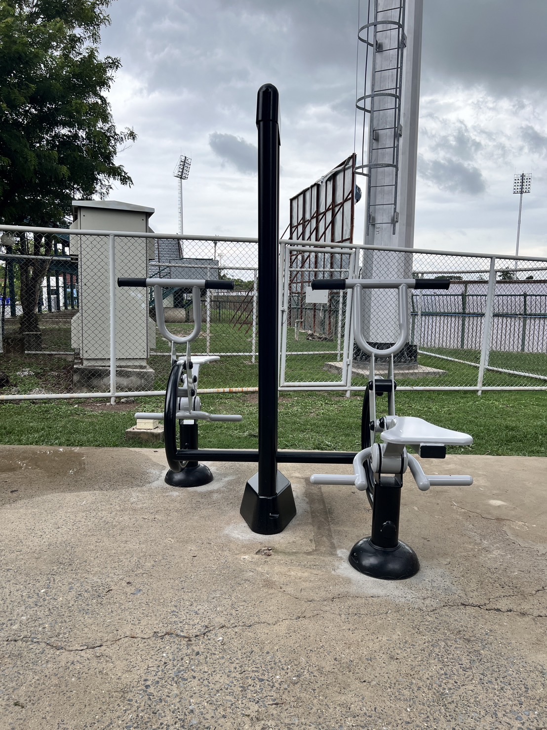 เครื่องออกกำลังกายกลางแจ้ง อุปกรณ์ม้าโยกบริหารแขน-ขา-หน้าท้อง ลานกีฬาอเนกประสงค์ สนามกีฬา ผลิตในไทย สั่งทำตามสีที่ต้องการได้