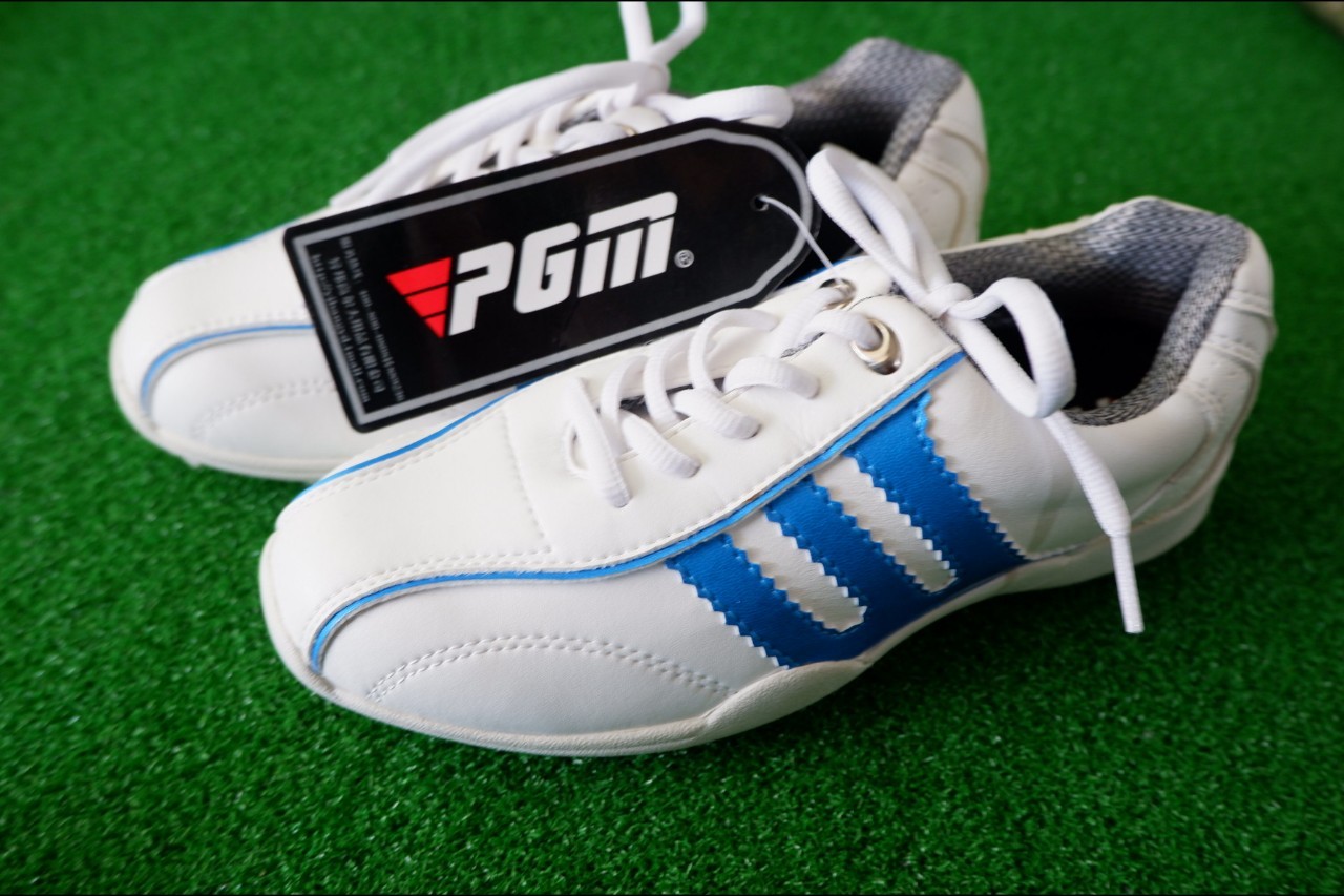 รองเท้ากอล์ฟ สำหรับเด็ก PGM XZ001 สีขาวฟ้า