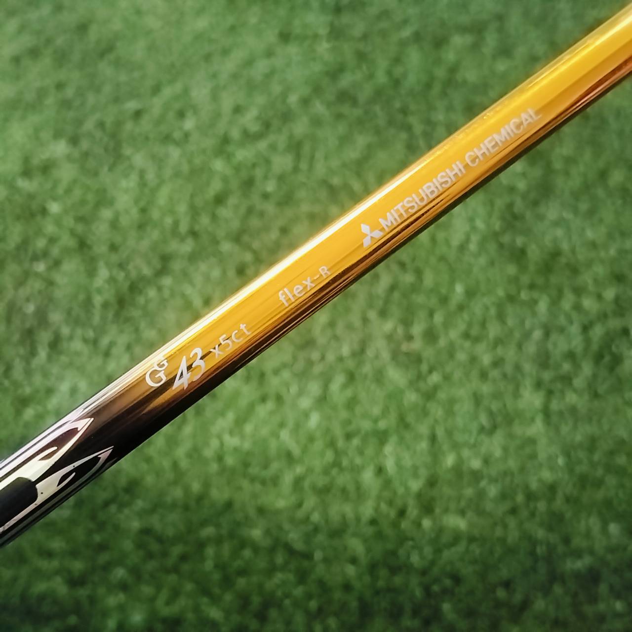 ** มีตำหนิปลายก้านลอก ** ก้าน BASSARA 43 X5ct FLEX R ความยาวเฉพาะก้าน 44.5 นิ้ว ก้านดีมาก เบามาก ติดกริพ PXG มา ของใหม่แพงมาก!!! ก้านไม้กอล์ฟพรีเมี่ยมมือสอง ของแท้ By NakaraLuxurious