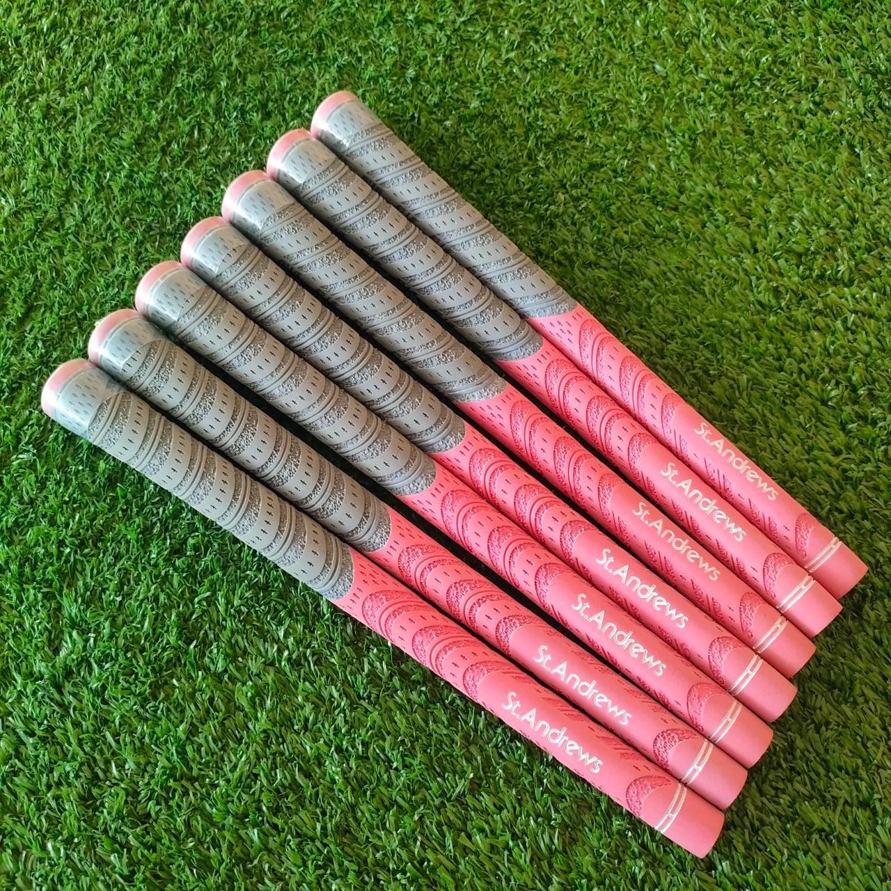 **ราคาต่อชิ้น** GRIP ST.ANDREWS ของใหม่!!! วัสดุสุดยอดคุณภาพ เหนียวหนึบมาก ไม่ใช่รุ่นผ้าใบ แต่ลวดลายนี้ทำให้หนึบมือมาก!! มือหนึ่ง ของแท้ BY NakaraLuxurious