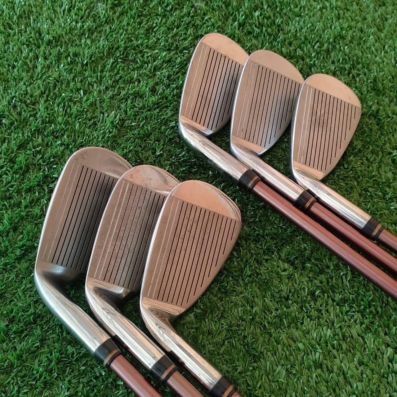 ** ไม้กอล์ฟสำหรับผู้หญิง ** ชุดเหล็ก PROKENNEX SIGMA LOW GRAVITY มีเหล็ก 6-9 เเละ PW SW ก้าน SIGMA FLEX L เป็นชุดที่ตีง่ายมากๆ มีออฟเซ็ทที่พอดิบพอดี และ CAVITY ที่ลงตัวครับ MADE IN JAPAN