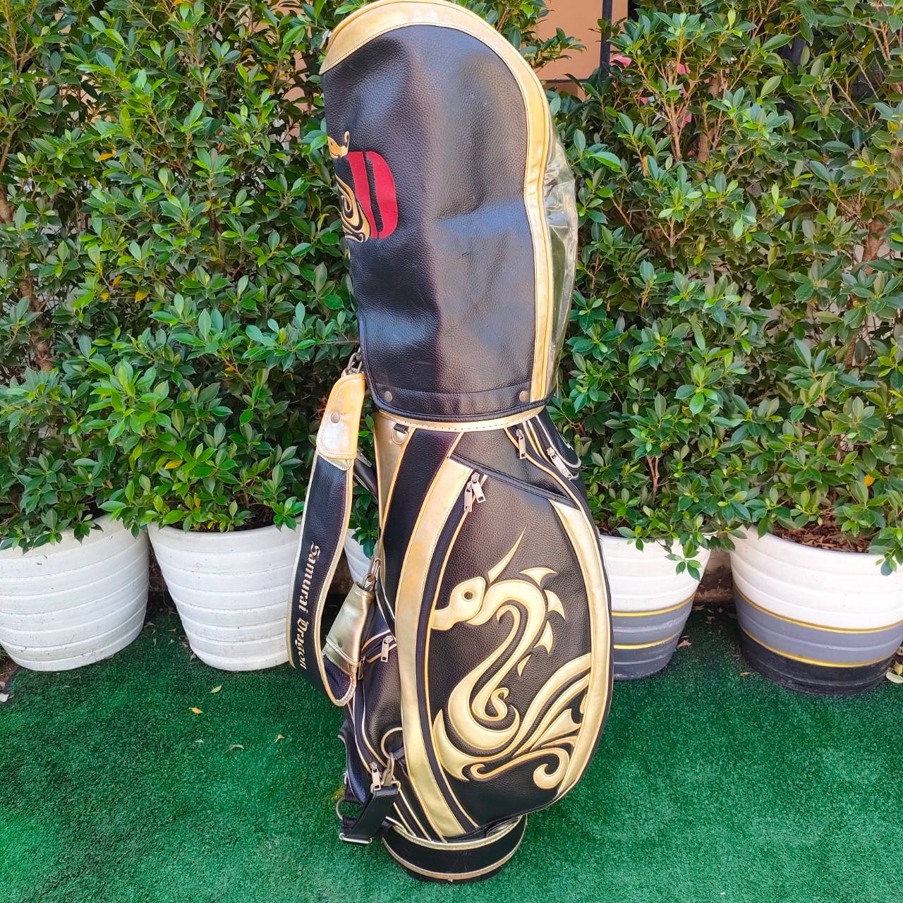 ถุงกอล์ฟ SAMURAI - DRAGON มือสอง ของแท้ ถุง Tour 9 นิ้ว ลายสวยมากๆ ** ใบนี้มีตำหนิที่ COVER ** มีรูปให้ชมครับ แต่ส่วนของถุง สภาพเดิม สวยๆเลยครับผม