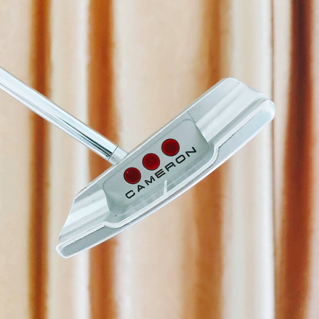 PUTTER TITLELIST SCOTTY CAMERON STUDIO SELECT NEW PORT 2.6 ความยาว 33 นิ้ว คอแบบเสียบตรง เพื่อให้ผู้เล่นมีศูนย์เล็งสายตาที่ดีที่สุด ผู้เล่นสามารถใช้จุดรวมสายตาเพื่อพัฒนาการตั้งค่าหน้าพัตเตอร์