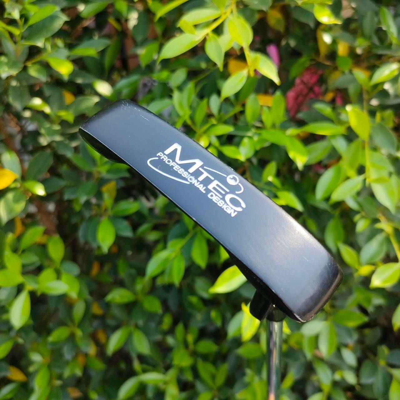 PUTTER MTEC PROFESSIONAL DESIGN ความยาว 34 นิ้ว สภาพสวยมาก ทรง STUDIO หน้าสัมผัสแบบพิเศษ ทั้งนุ่มและช่วยให้ลูกหมุนเกาะไลน์ น้ำหนักพัตต์เตอร์ดีมากๆครับ