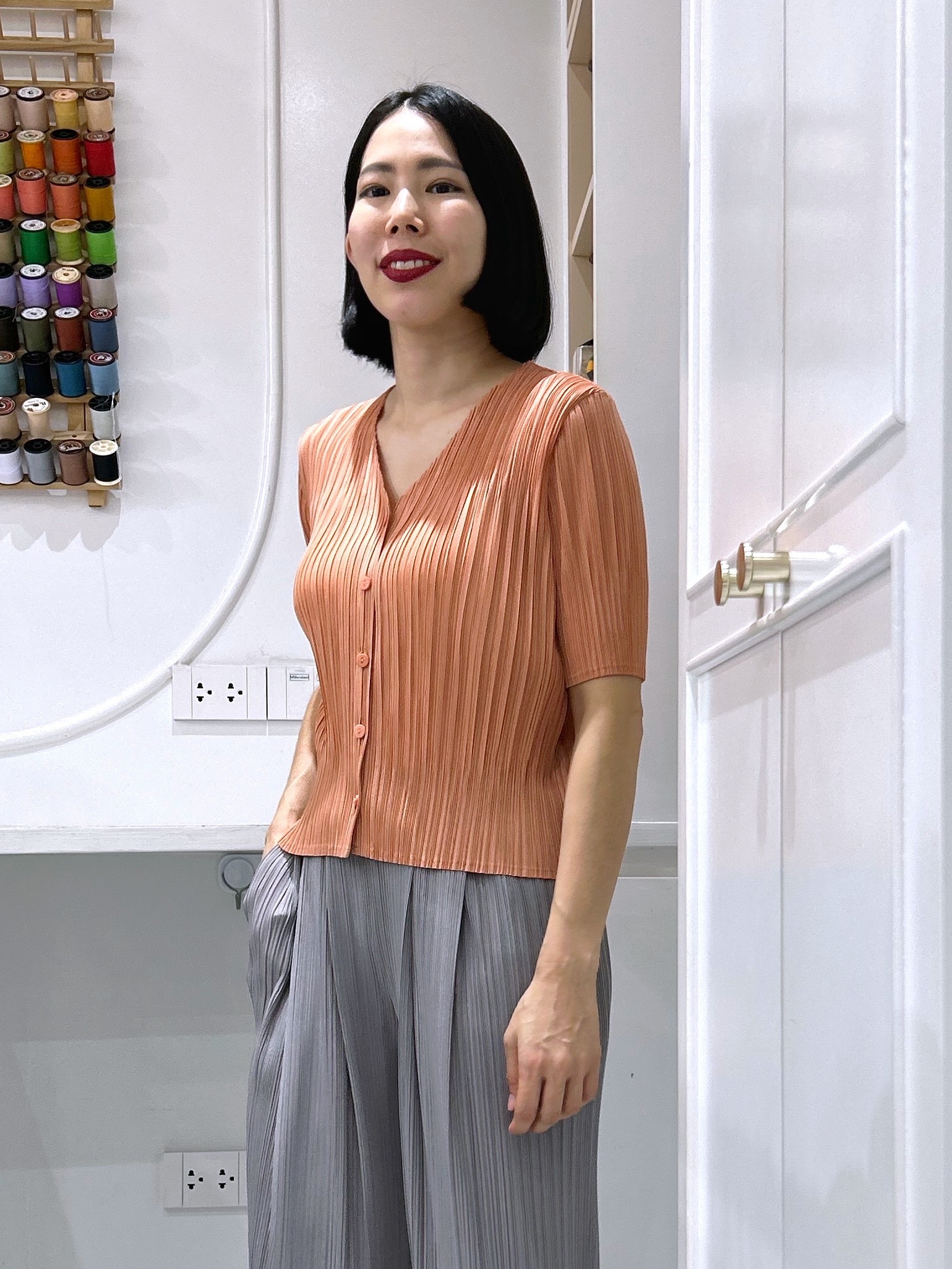 2MUAY รุ่น GJO11398 เสื้ออัดพลีท V NECK BUTTON FRONT PLEATED TOP 10 สี FREE SIZE