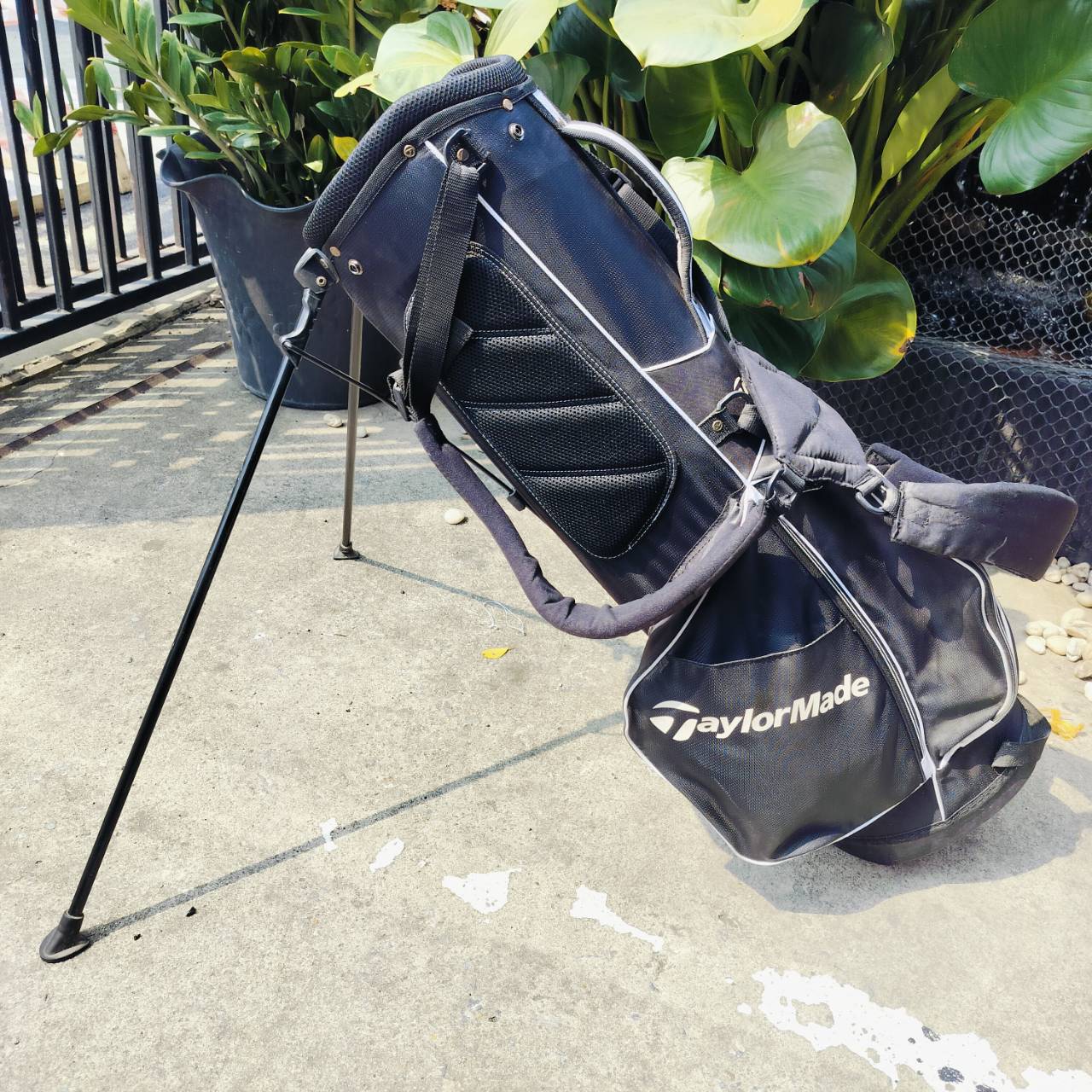 ถุงกอล์ฟ Taylormade มือสอง ของแท้ เป็นถุงขาตั้ง พร้อมสายสะพายแบบเป้