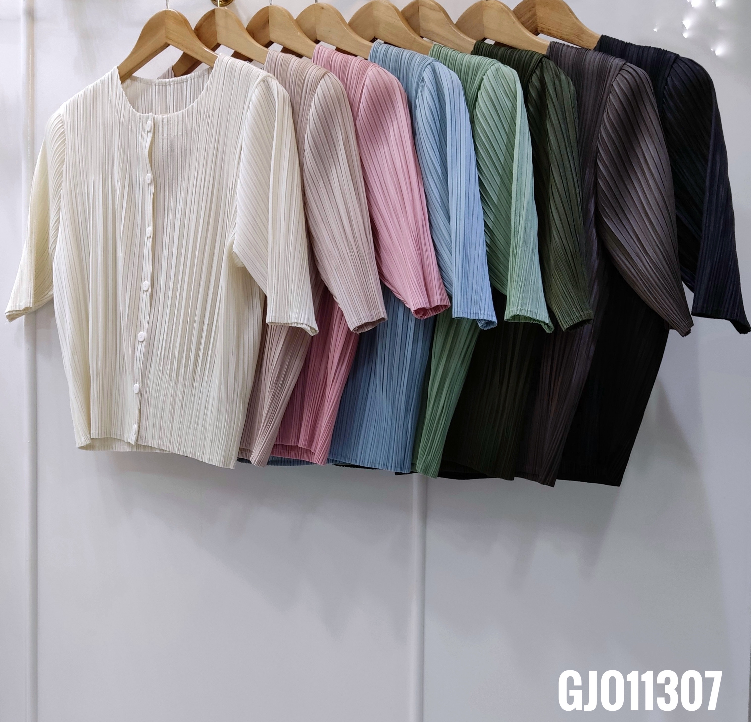 2MUAY รุ่น GJO11307 เสื้ออัดพลีท ROUND NECK BUTTON FRONT PLEATED TOP