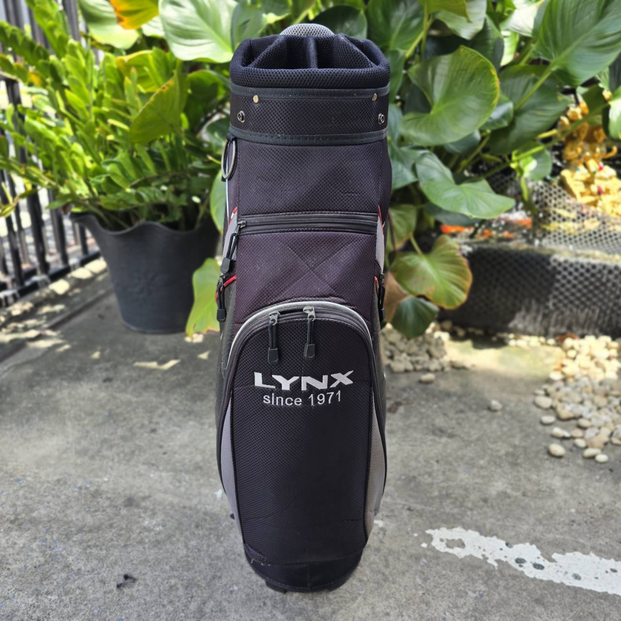 ถุงกอล์ฟ LYNX มือสอง ของแท้ มีรอยแตกบ้าง ตามการเก็บไว้ ใช้งานได้ดี ใส่ไม้ได้เยอะ
