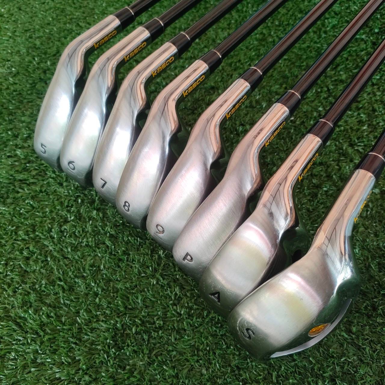ชุดเหล็ก KASCO SUPER ROKETS มีเหล็ก 5-9 เเละ PW AW SW ก้าน SUPER ROCKETS FLEX R ก้านเบาแค่ 57 กรัม ในชุดเหล็กถือว่าเบามาก เป็นชุดเหล็กรุ่น TOP สุดของ KASCO ทำเป็นไม้พรีเมี่ยม เพื่อตอบโจทย์รุ่นใหญ่ ไม้กอล์ฟมือสอง ของแท้ BY NakaraLuxurious