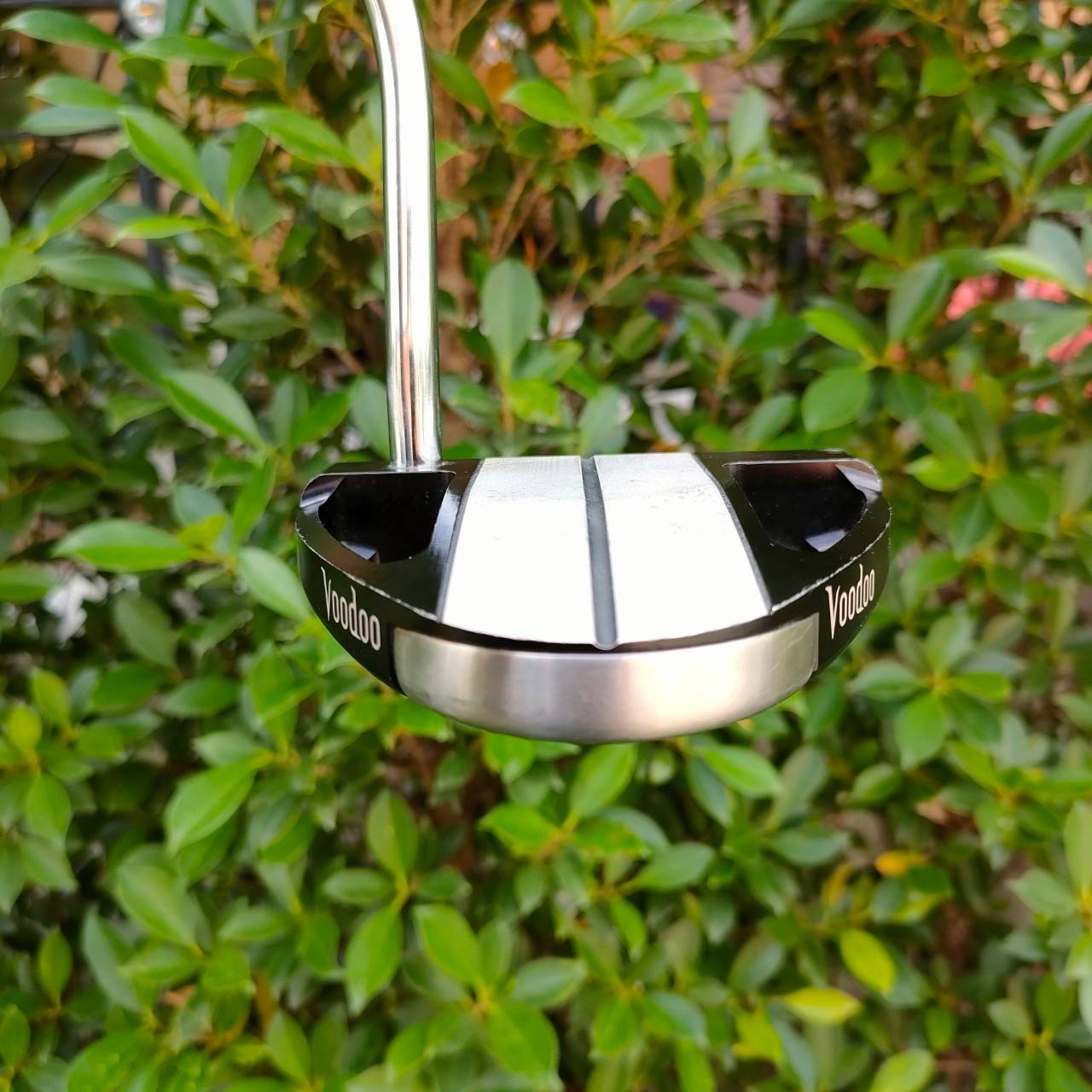 PUTTER VOODOO DADDY ความยาว 34 นิ้ว ก้าน VOODOO กริพ Golf pride กัปตันอเมริกา COVER เดิมๆ สวย รุ่นนี้นิยมมากๆดังสุดๆ ด้วยรูปทรงชดเชยสูง และหน้าไม้ มีถ่วงบล๊านซ์สองจุด ทำให้พัตต์ตรงมาก เส้นเล็งยาว พัตต์ง่ายครับ สุด!!!