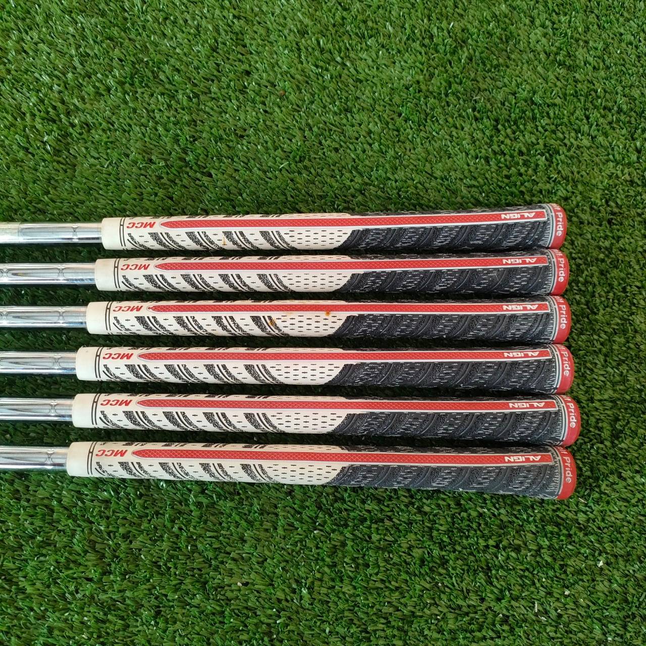 ** ไม้กอล์ฟสำหรับท่านที่ถนัดซ้าย ** ชุดเหล็ก TOURSTAGE X-BLADE CB มีเหล็ก 5-9 เเละ PW ก้าน N.S.PRO 950 FLEX R ชุดเหล็ก FORGED JAPAN เต็มคาราเบล และมี CAVITY BACK ทำให้ตีทั้งง่าย และนั่ม และมันส์ๆ ฟีลลิ่ง FORGED ญี่ปุ่นมาครบ มาเต็ม
