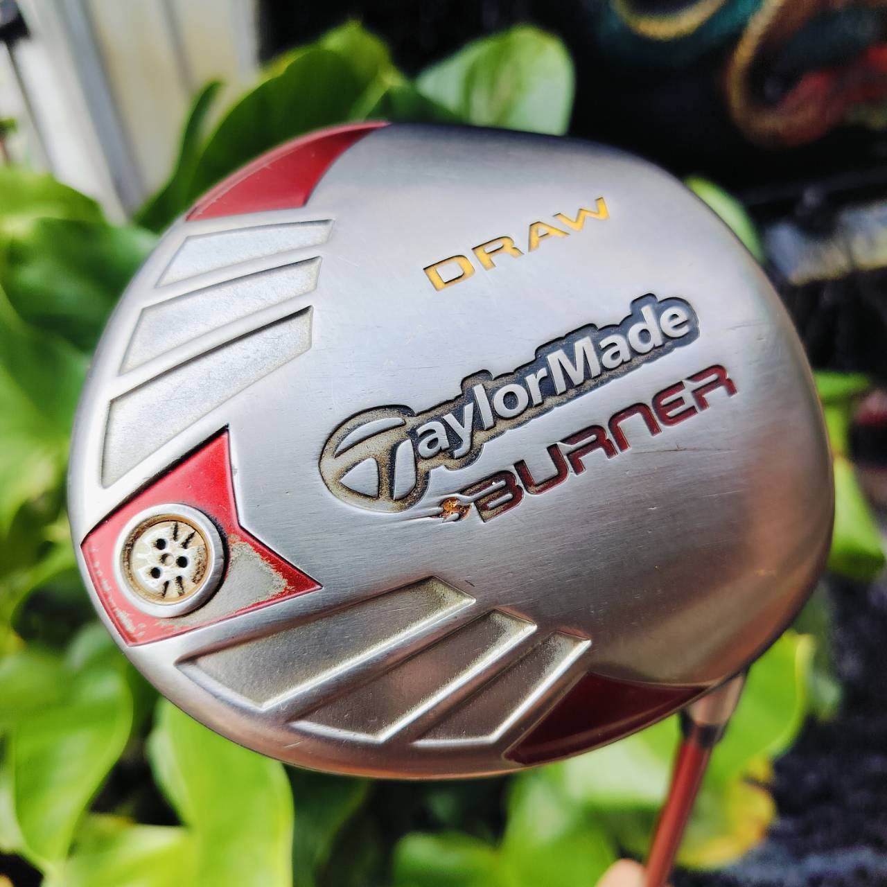 Driver Taylormade BURNER DRAW เป็นรุ่นที่แก้ปัญหาสำหรับคนชอบตีเฟด กระดองเคฟล่า จุด CG ต่ำ หัวใหญ่ หน้าสวีตสปอตกว้างเน้นตีง่ายๆค่ะ ไม้กอล์ฟพรีเมี่ยมมือสอง ของแท้ By NakaraLuxurious