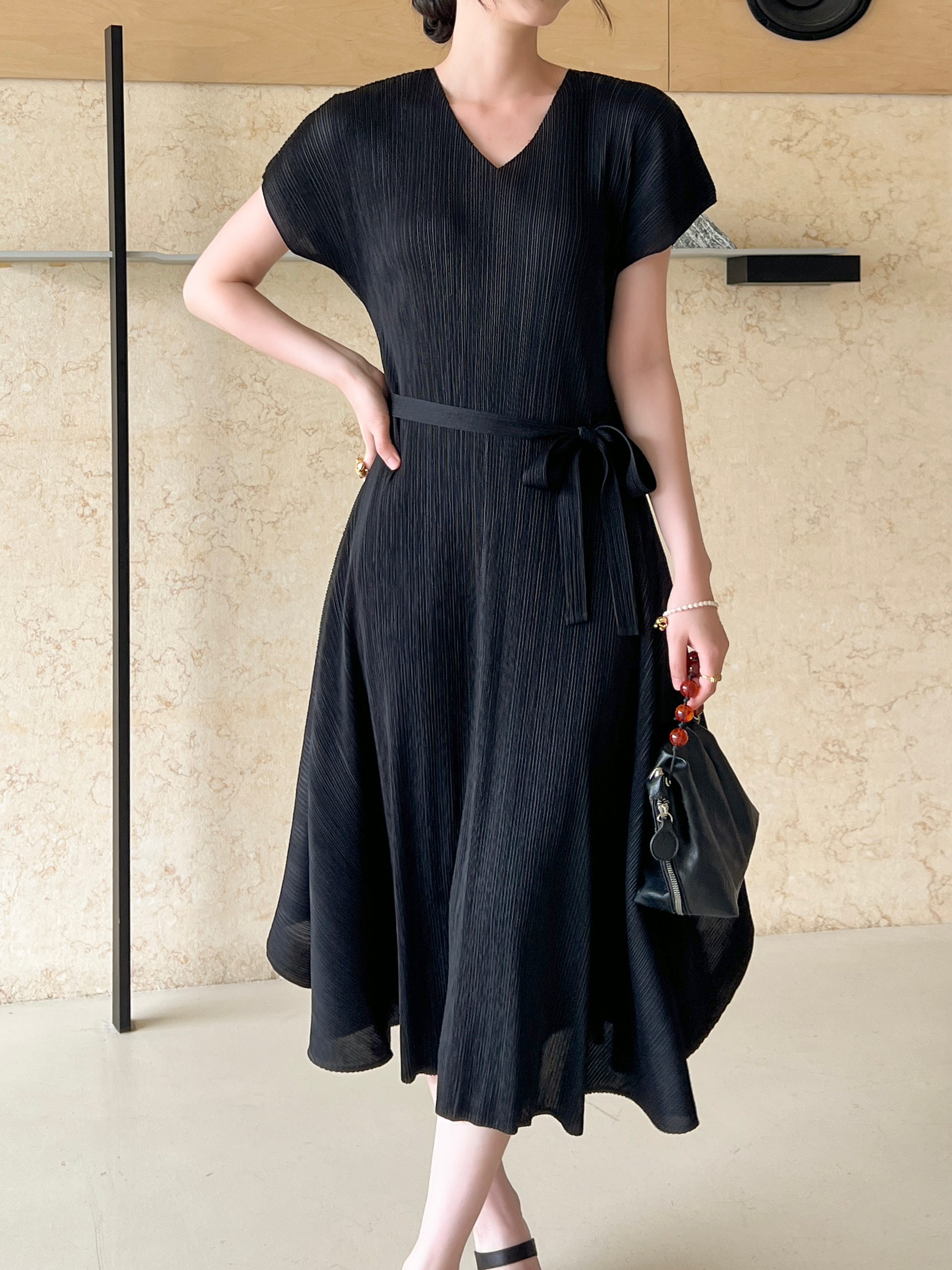 2MUAY รุ่น GJO10243 เดรสอัดพลีท V NECK VOLUME PLEATED DRESS 3 สี FREE SIZE