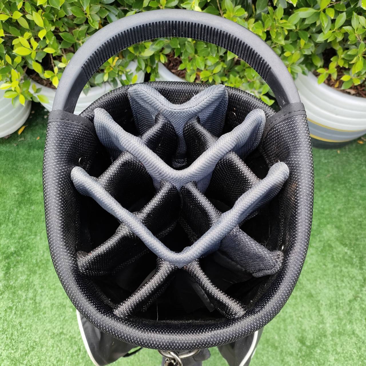 ถุงกอล์ฟมือสอง MOTOCADDY ดีไซน์ออกแบบเท่มากครับ ใส่ไม้แบบ 14 ช่อง สภาพสวยเลย กำลังดังที่ประเทศอังกฤษเลยครับ