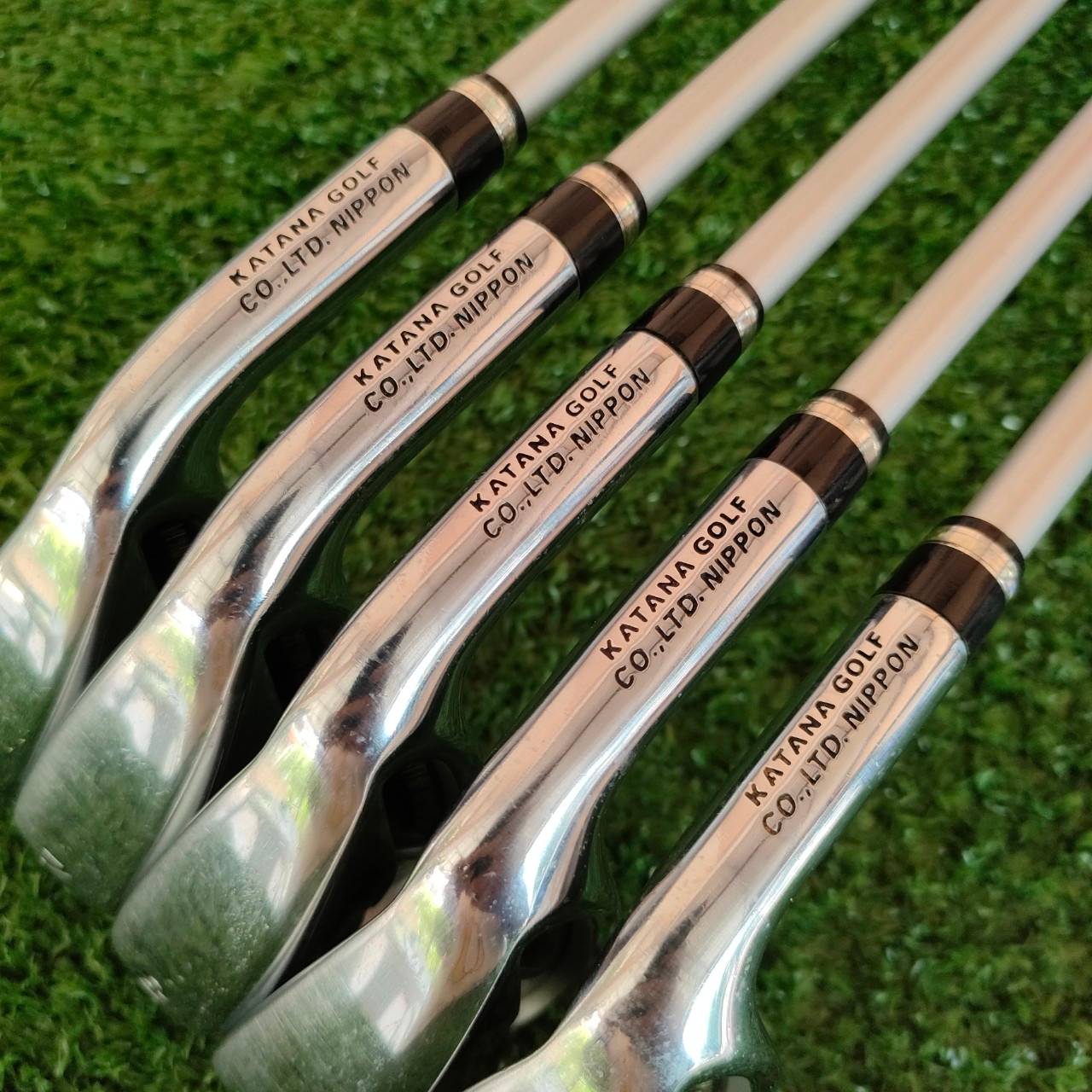 ชุดเหล็ก KATANA NINJA มีเหล็ก 6-9 เเละ PW ก้าน NINJA VOLTIO FLEX SR ตีไกลแบบจัดๆ ไกลกว่าปกติ 1 - 2 เหล็ก หน้าไม้ชันขึ้นมาก แต่ตีลูกลอยง่ายจัด และชดเชยความผิดพลาดสูง วัสดุพรีเมี่ยม ใบไม่ใหญ่เทอะทะ ก้านก็ดีมากๆครับ เหล็ก 6 ก็ไกลกว่าเหล็ก 5 หลายยี่ห้อครับ!!!