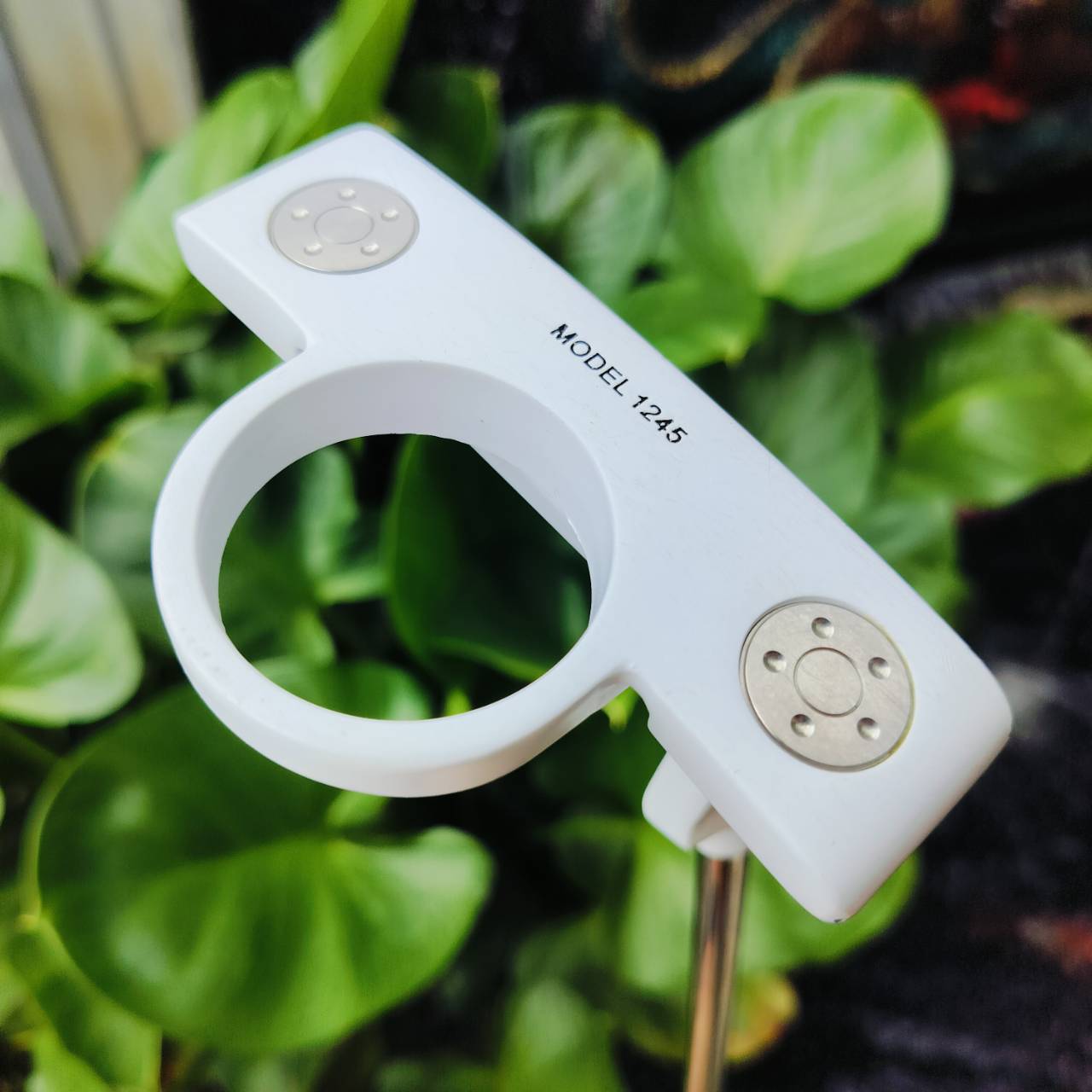 PUTTER MODEL1245 ความยาวก้าน 33 นิ้ว พัตต์ดีมากๆ นิ่งมากๆ ด้วยการวางหมุดน้ำหนัก ไว้ทั้งด้านบน และล่าง เหมือนกับ CAMERON หน้าสัมผัสยังช่วยเกาะไลน์มาก ไม้กอล์ฟพรีเมี่ยมมือสอง ของแท้ By NakaraLuxurious
