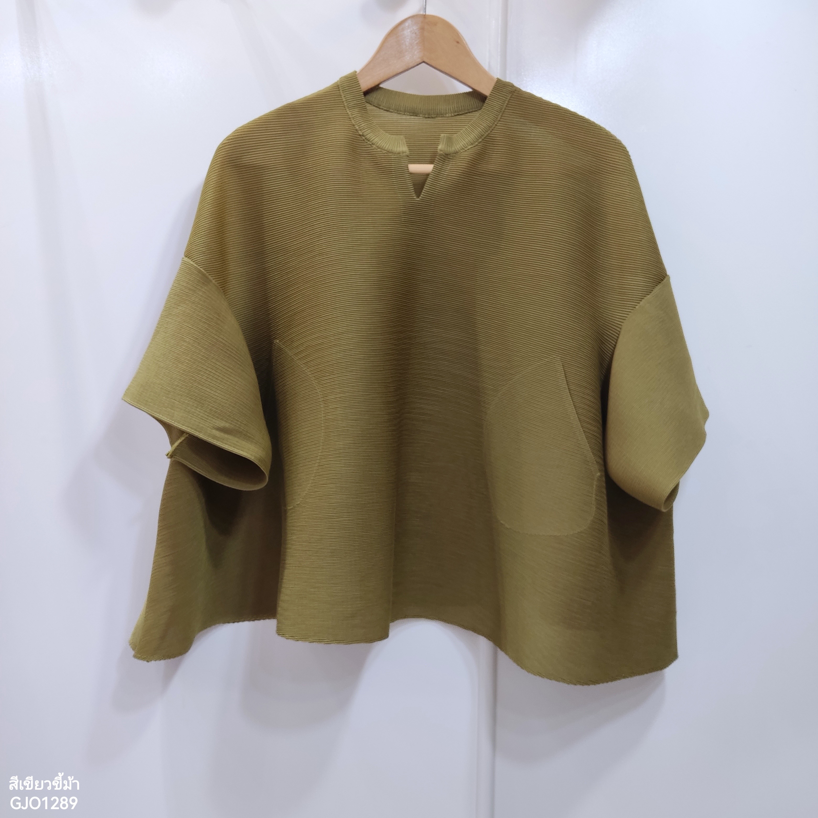 2MUAY รุ่น GJO1289 เสื้อพลีทคุณภาพ OPEN NECK FLARE SLEEVE PLEATED TOP สีดำ FREE SIZE