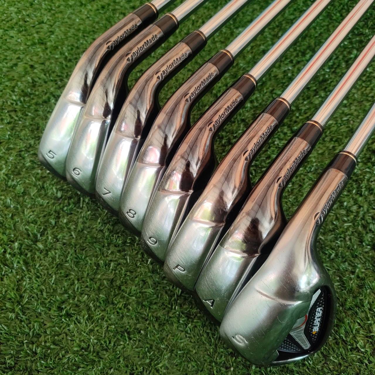 ชุดเหล็ก TAYLORMADE BURNER มีเหล็ก 5-9 เเละ PW AW SW ก้าน NS.PRO 850GH FLEX R สุดยอดก้านพรีเมี่ยม เบาแค่ 85 กรัม ทำให้ช่วยเร่งสปีดได้เร็วขึ้น เหล็กรุ่นนี้ ออกแบบมาให้ตีง่าย แต่ก็ยังเพิ่มความดุดันเข้าไปด้วย ไม้กอล์ฟมือสอง ของแท้ BY NakaraLuxurious