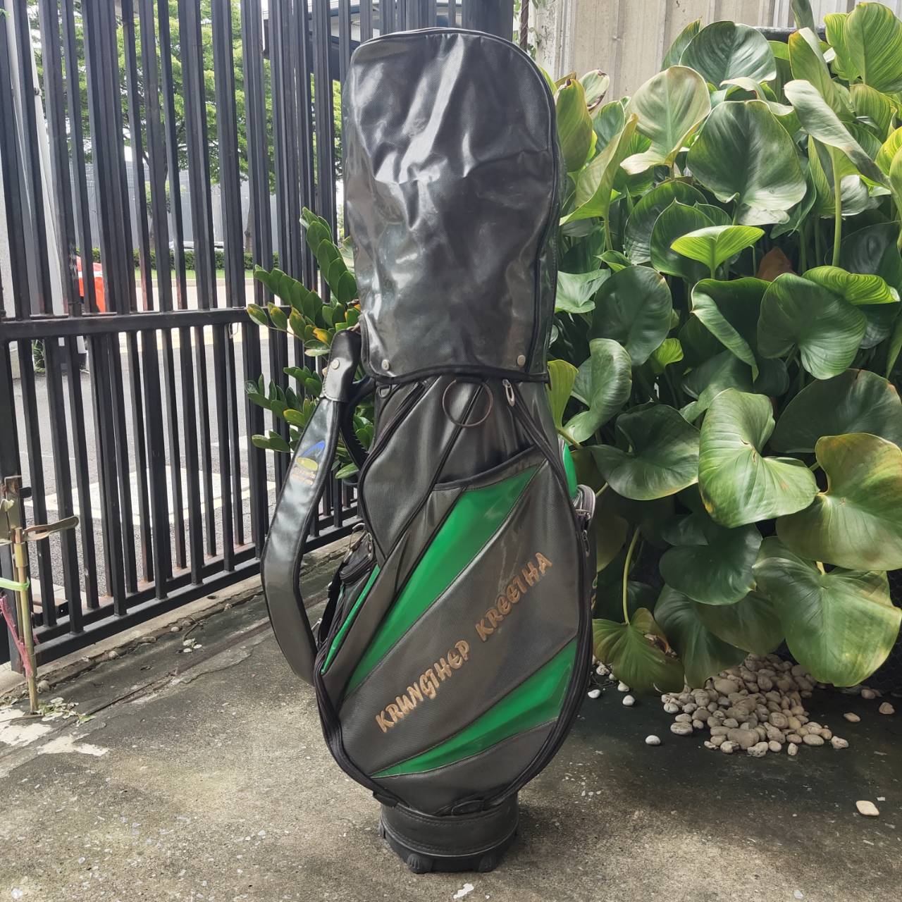 ถุงกอล์ฟ กรุงเทพกรีฑา มือสอง ** เป๊กหลุด 1 จุด ** ถุง TOUR ใบใหญ่ หนังแก้วอย่างดี ใส่ของครบมาก