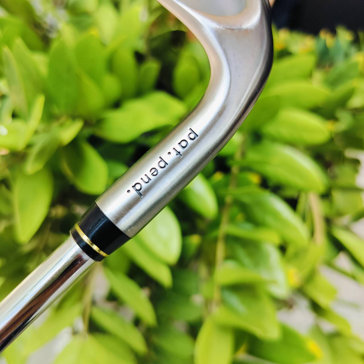 SW QUICK STIK2 องศา 56 WEDGE สำหรับคนชอบเล่นของ เป็น WEDGE ที่ระเบิดทรายได้ดีมาก เอก PAT PEND ทรัพย์สินทางปัญญา ด้าน SOLE ปาดลง ให้ไม่ต้องกินทรายเยอะ ด้านหลังมีโพรง CAVITY เล็กน้อย ไม้กอล์ฟพรีเมี่ยมมือสอง ของแท้ By NakaraLuxurious