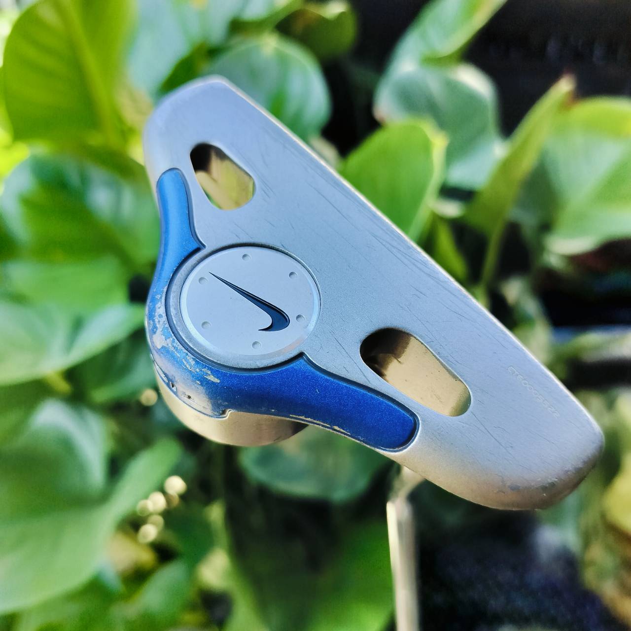 PUTTER NIKE OZ ยาว 34 นิ้ว สภาพสวยเดิมมากค่ะ รุ่นนี้ดีมาก!!! น้ำหนักดีมาก วางตุ้มน้ำหนักไว้ถูกจุด พัตต์ฟอลโล่ทรูดีมาก ชดเชยผิดพลาดดีมาก ไม้กอล์ฟมือสอง ของแท้ By NakaraLuxurious
