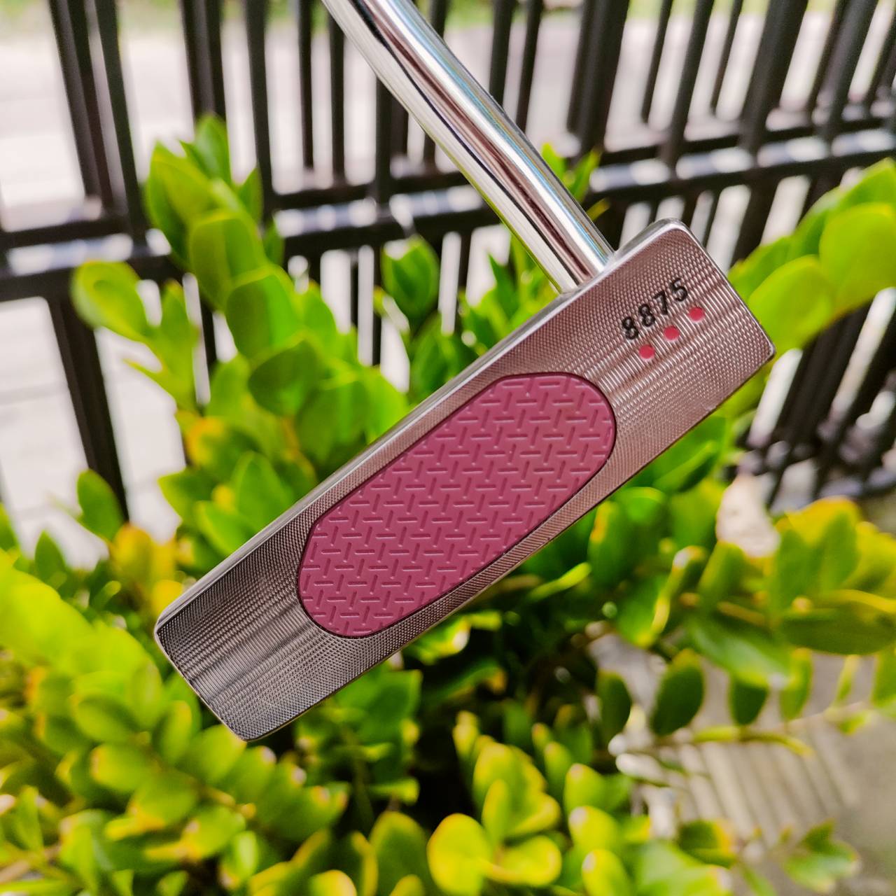 PUTTER WILSON STAFF 8875 ความยาว 34 นิ้ว เป็นตัวพรีเมี่ยม หน้าสัมผัสสุดพิเศษ ทั้งนุ่มและมี ลวดลายเพื่อให้ลูกกลิ้งได้ดี หมุนเกาะไลน์อย่างมาก ไม้กอล์ฟพรีเมี่ยมมือสอง ของแท้ By NakaraLuxurious