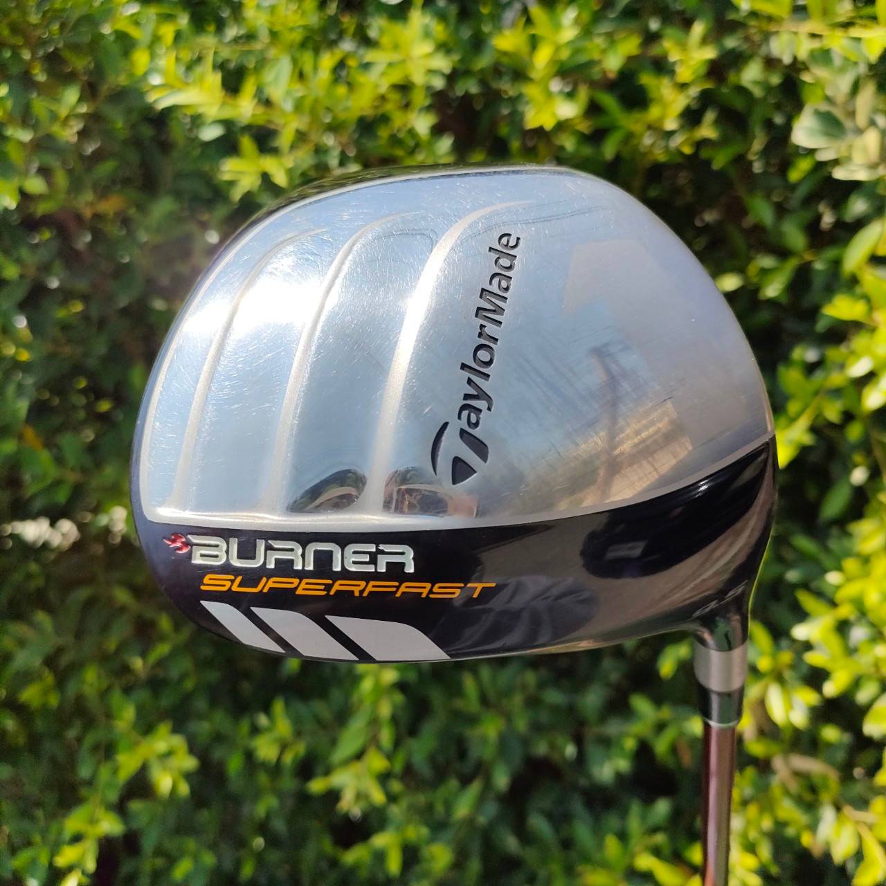 DRIVER TAYLORMADE BURNER SUPERFAST องศา 9.5 ก้าน MOTORE FUJIKURA FLEX S กระดองเคฟล่า และส่วนด้านหลังยื่นออกไป ทำให้ตีลูกลอยง่าย ชดเชยความผิดพลาดสูงสุด ตีทั้งง่าย และไกล เสียงเพราะจัดๆ