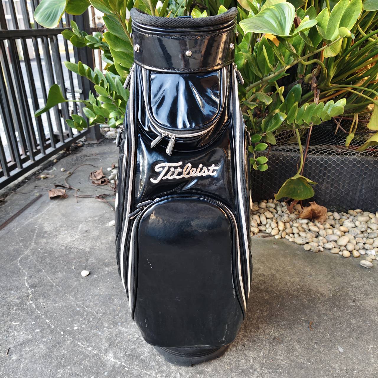 ถุงกอล์ฟ Titleist มือสอง ถุงหนังแก้ว วัสดุแข็งแรง ถุง TOUR ใบใหญ่ ใส่ของได้จุกๆ ตำหนิต่างๆตามในรูป