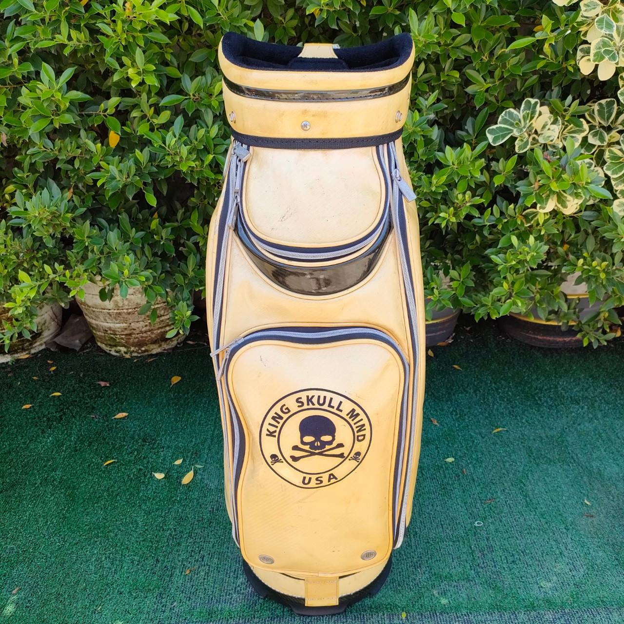 ถุงกอล์ฟ Guiote Golf มือสอง KING SKULL MIND USA ของใหม่ ราคาหมื่นกว่าๆเลย!! มีร่องลอยการใช้ทั่วไป สภาพพร้อมใช้ มือสอง ของแท้ BY NakaraLuxurious