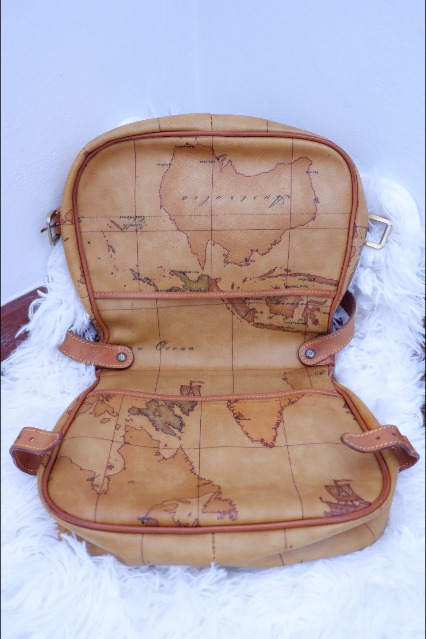 Nakala Luxurious Alviero Martini ทรงชามัวร์ค่ะ MADE IN ITALY ของแท้ 100 เปอร์เซ็นต์ มีแผนที่ประเทศไทยอยู่ตรงหน้ากระเป๋า