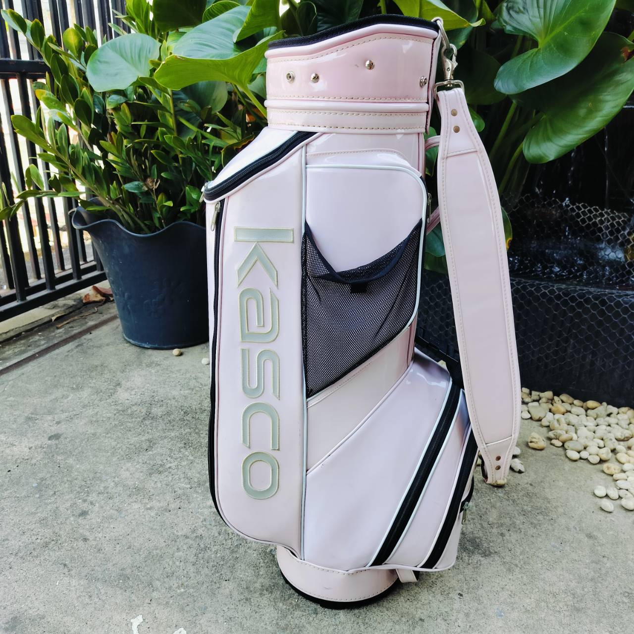 ถุงกอล์ฟ KASCO ของแท้ มือสอง หนังแก้ว สีชมพู สภาพสวย สมบูรณ์ ซิปใช้ได้ดี เป็นรุ่นนิยมของ KASCO ค่ะ