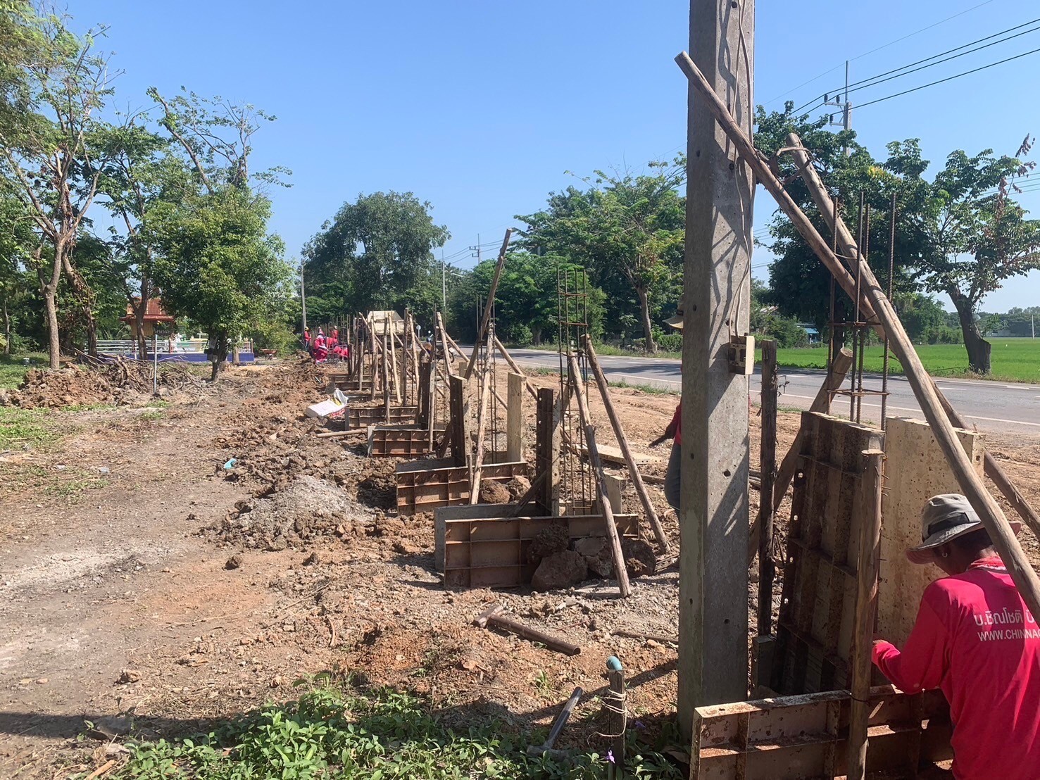 สร้างกำแพงวัดดงกะเชา จ.สุพรรณบุรี