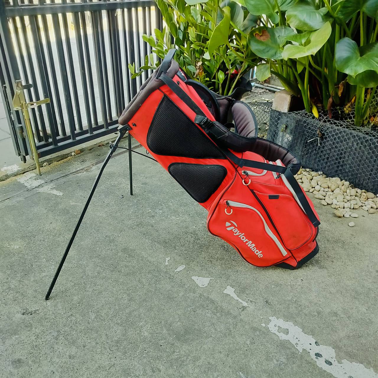 *** ไม่มี COVER *** ถุงกอล์ฟ Taylormade ขาตั้ง มือสอง รุ่นนี้เบามาก FLEX TECH แข็งแรง สวย ของใหม่แพง ถ้าไม่ซีเรียส คุ้มมาก!!!