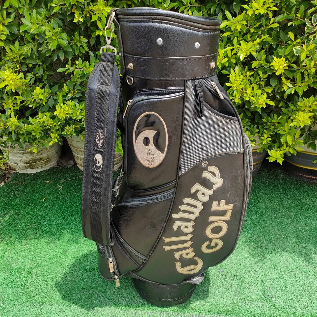 ถุงกอล์ฟ CALLAWAY GOLF มือสอง เป็นรุ่น HAWK EYE ของแท้ สภาพเดิมๆ ** ถุงกอล์ฟมีตำหนิ เเป๊ก คอพเวอร์ หลุด 1ตัว ** สามารถซ่อมได้ ไม้กอล์ฟมือสอง ของแท้ BY NakaraLuxurious