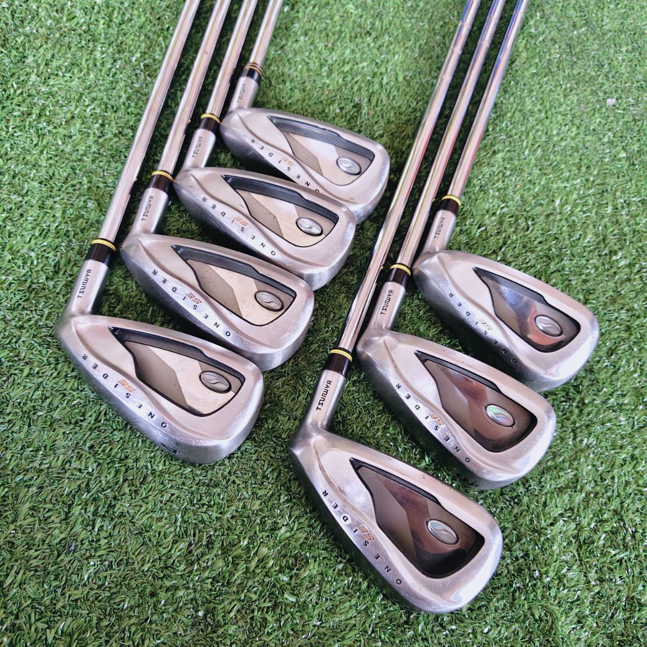 ชุดเหล็ก TSURUYA ONESIDER SE ตีง่ายและไกล เนื่องจากมีดีไซน์ ใบใหญ่ หน้าเด้ง และองศาโกง