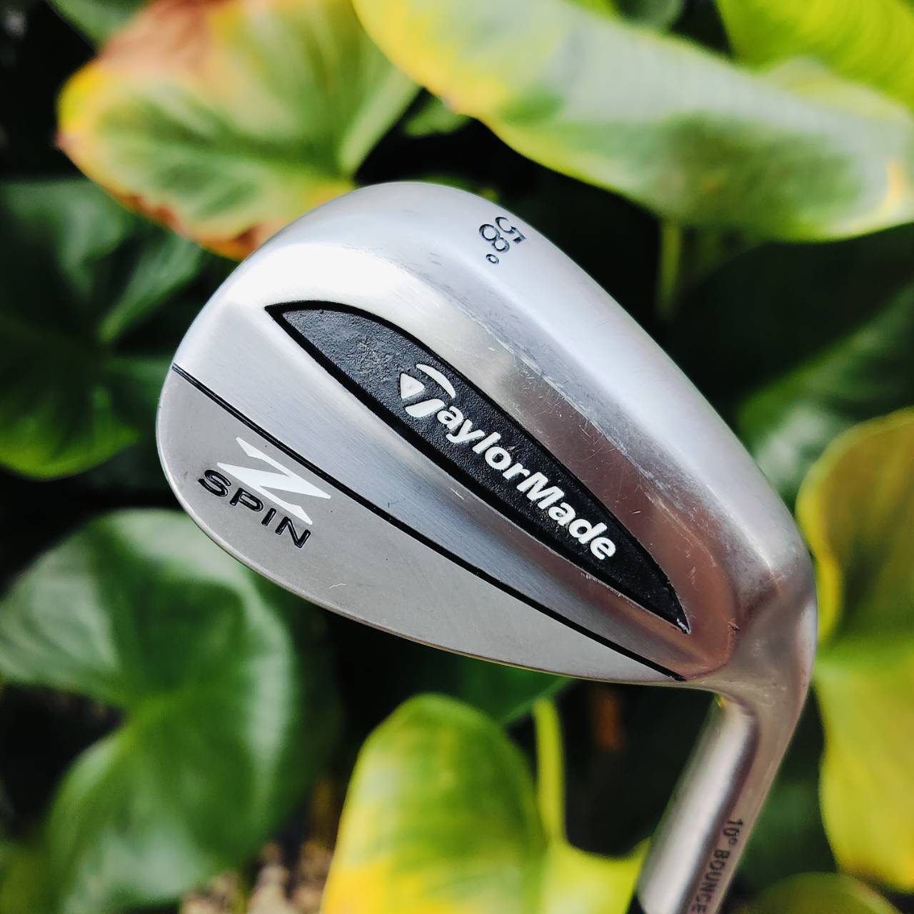 TaylorMade Z Spin Wedge องศา 58 BOUNCE 10 ร่อง Z Grooves: ร่องหน้าไม้ ที่ออกแบบมาอย่างแม่นยำ เพื่อเพิ่มการสปินและ การควบคุมให้ลูกหยุดบนกรีน!!! ไม้กอล์ฟพรีเมี่ยมมือสอง ของแท้ By NakaraLuxurious