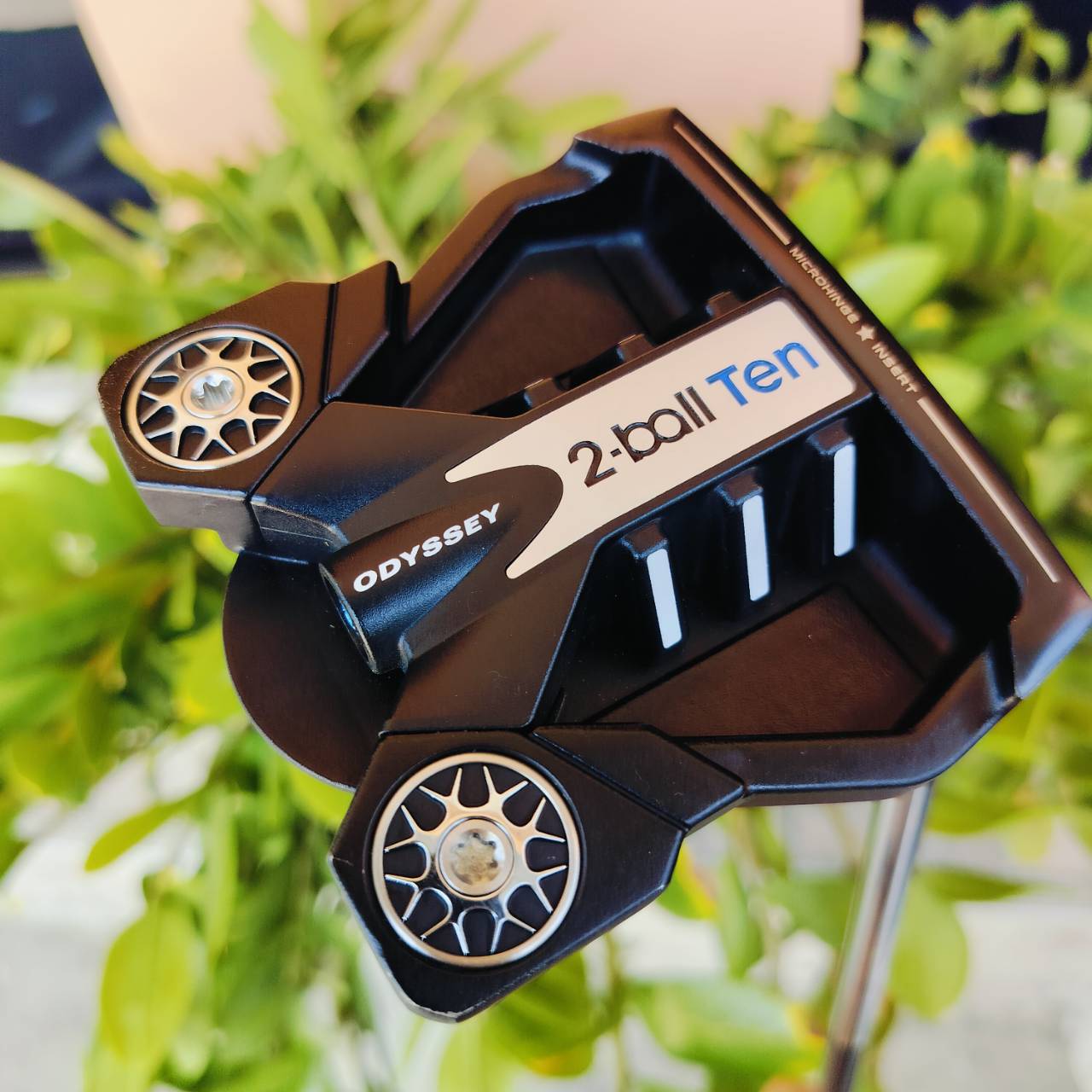PUTTER ODYSSEY TEN 2-BALL ตัวนี้เป็นตัวใหม่ หน้า Microhinge Star Insert ก้าน Stroke Lab ตัวพัฒนาใหม่ ที่น้ำหนักรวมลดลง 7 กรัม แต่แข็งขึ้น ช่วยให้นักกอล์ฟมีเทมโป้ในสโตรกพัตต์ ที่เสถียรและแน่นอนมากขึ้น ไม้กอล์ฟพรีเมี่ยมมือสอง ของแท้ By NakaraLuxurious