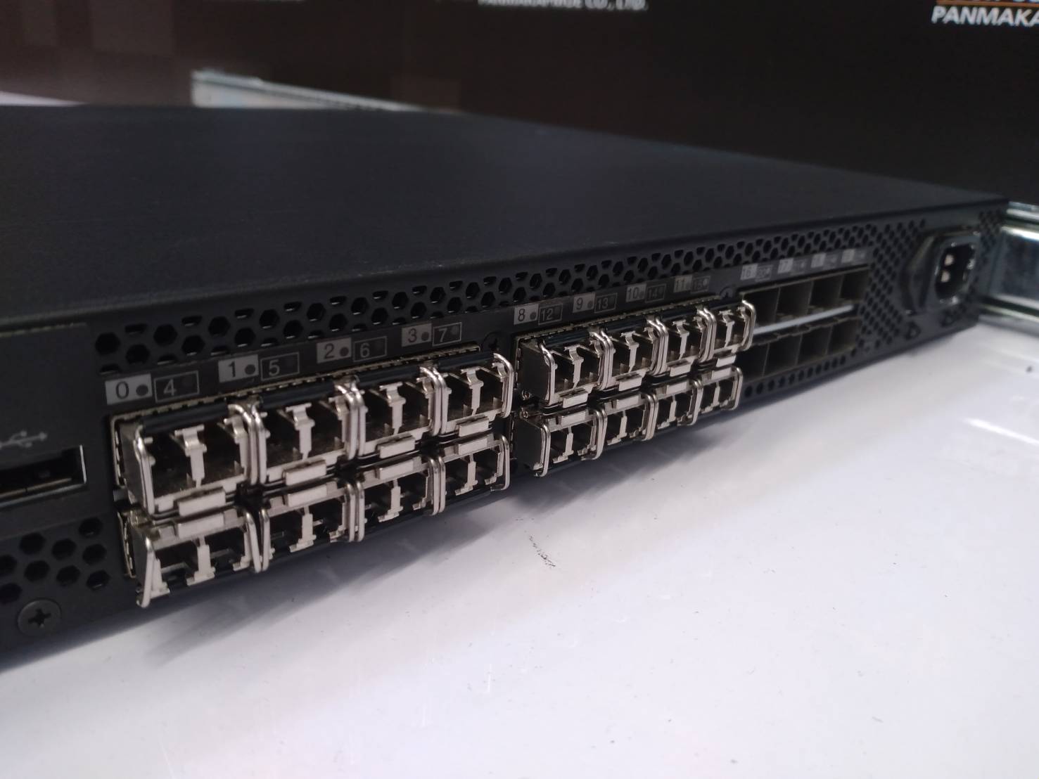 IBM 2498-B24/24E SAN Switch with 24 ports and Rack Mounting Kit พร้อมโมดูล 16 ตัว