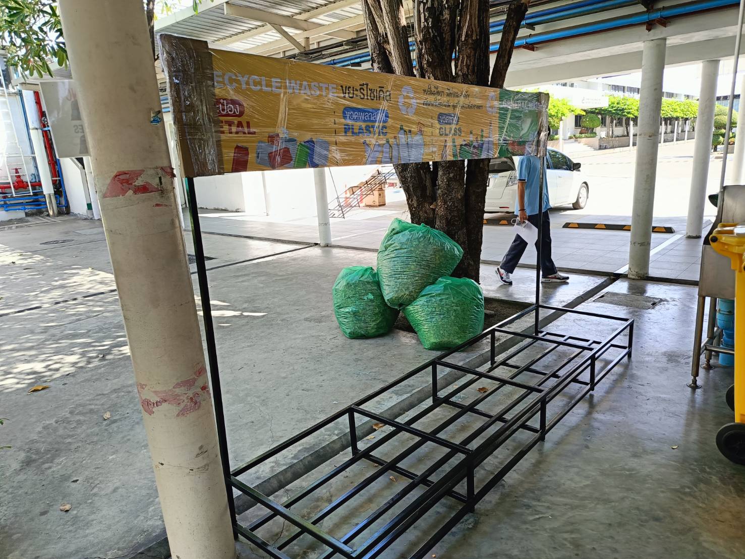 แท่นวางถังขยะ กทม. 240 ลิตร ขนาด 4 ช่อง มีป้ายแผงหลัง