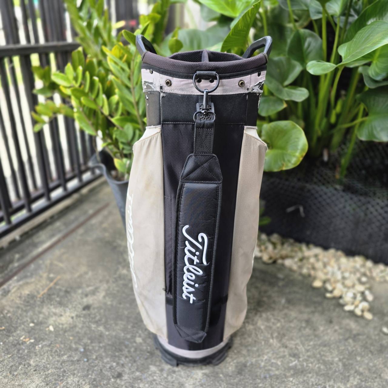 *** มีตำหนิตามภาพเลยค่ะ *** ถุงกอล์ฟ titleist ของแท้ มือสอง เป็นรุ่นแบบ 14 ช่องค่ะ