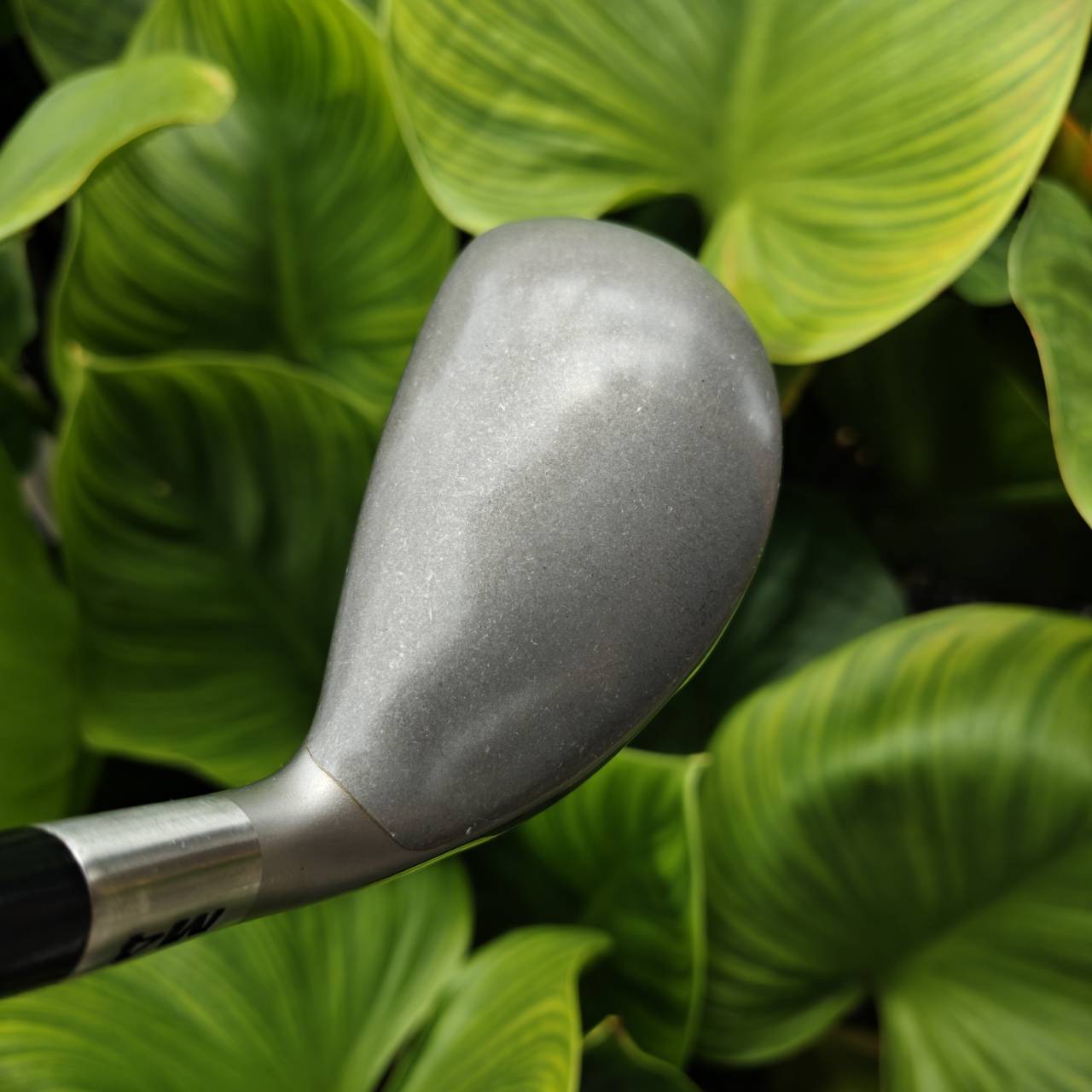 Hybrid Cleveland Mashie GlideRail+ 23° GlideRail+ Technology — พื้น sole ลื่นผ่านหญ้า ลดโอกาสตีติด