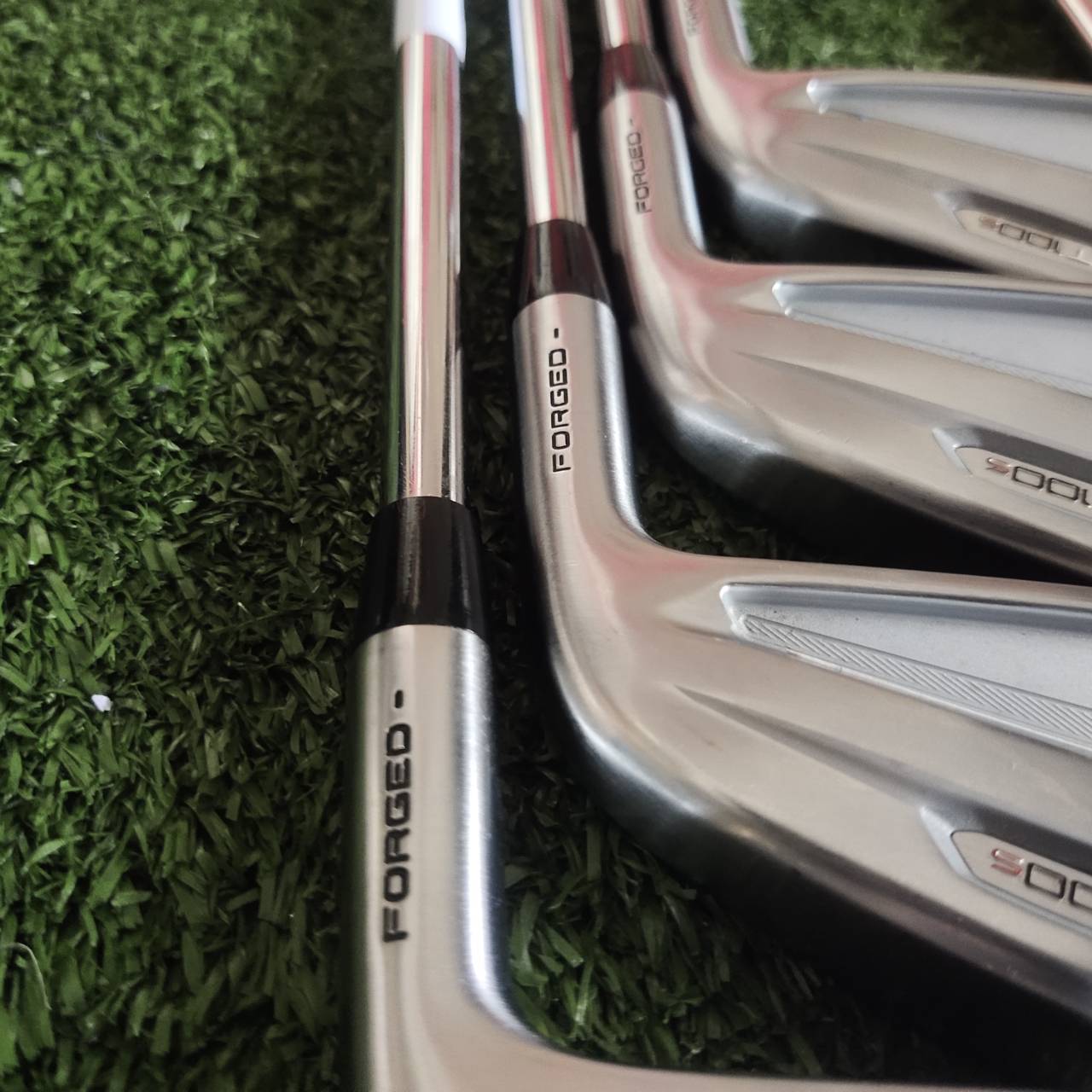 ชุดเหล็ก TITLEIST T100S FORGED (รุ่นปี 2022) 🔧 ใช้ทังสเตน D18 + เทคโนโลยีงานอากาศยาน ✈️ • หน้าไม้ฟอร์จชิ้นเดียว ให้ความรู้สึกแน่นและแม่นยำ 🎯