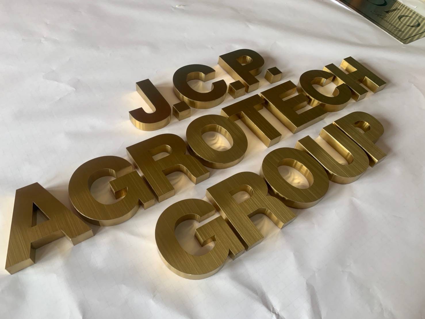 อักษรสแตนเลสหน้าทองแฮร์ไลน์ ยกขอบ 2cm (กั้นหลัง)
