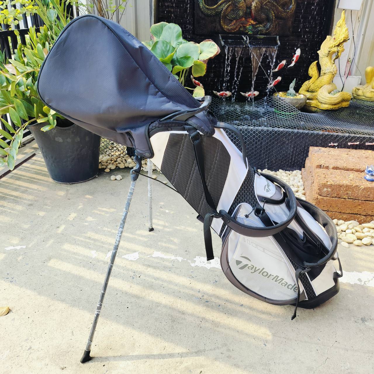 ถุงกอล์ฟ Taylormade Stand BAG สภาพสวยมากเดิมๆทุกอย่าง มาพร้อมสายสะพายอย่างดี ถุงที่ขาตั้งยังไม่ได้เอาออก