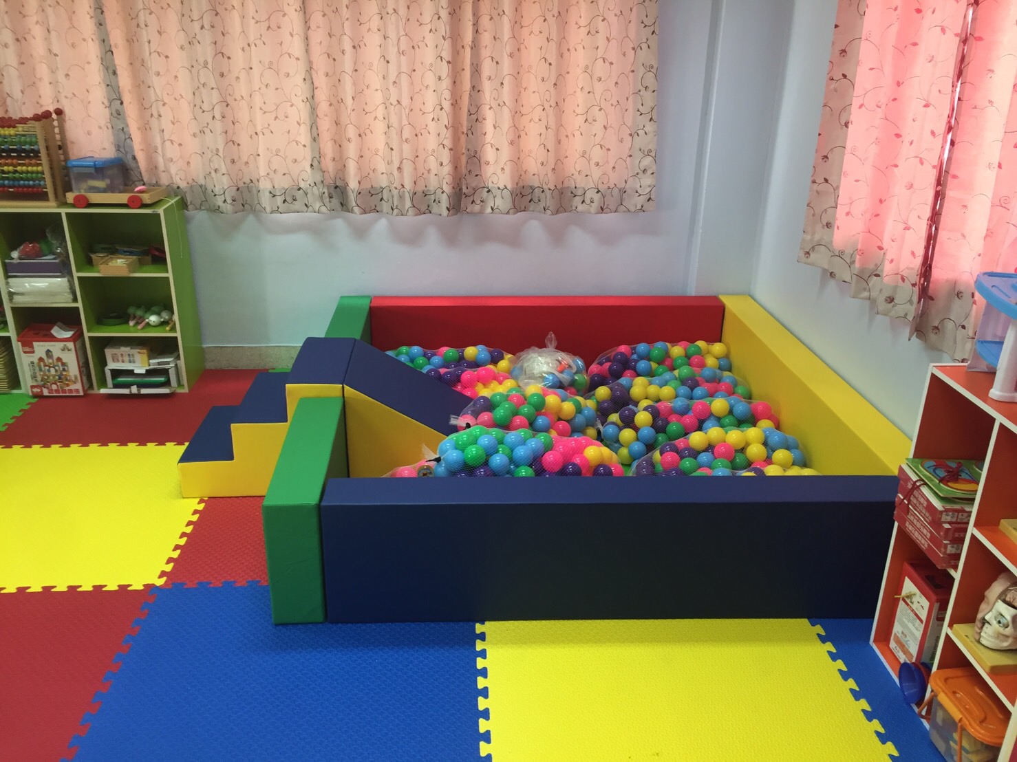 บ่อบอลพร้อมสไลด์ มีบันได แถมเบาะปูพื้น,อ่างบอลสี่เหลี่ยมนุ่มนิ่ม กันกระแทก เบาะนุ่ม หนัง pvc คอกกั้นเด็ก รับทำบ้านบอลในห้าง
