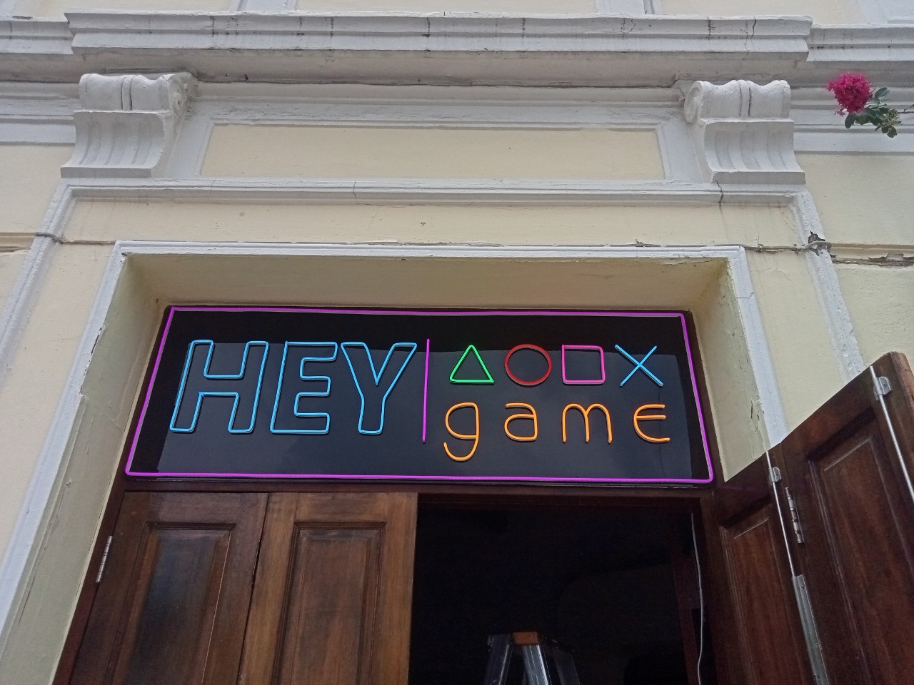 ไฟนีออน เฟค