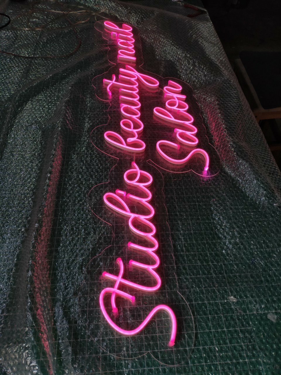 ไฟนีออน เฟค